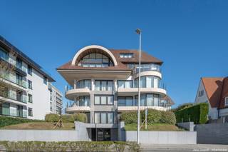 Schitterend instapklaar luxe-appartement met zeezicht, gelegen in een exclusieve villaresidentie in het Zoute. Indeling: inkomhal met vestiaire en gastentoilet. Lichtrijke woon- en eetkamer met elektrische haard. Open keuken uitgerust met hoogwaardige toestellen en een gezellige ontbijthoek. Zowel de leefruimte als de keuken geven uit op het ruime terras (30m²) met een adembenemend zicht op zee. Master bedroom met ingemaakte kasten en eigen douchekamer. Tweede volwaardige slaapkamer met bureau. Badkamer voorzien van dubbele lavabo, douche en apart toilet, evenals praktische ingemaakte kasten. Derde slaapkamer met bureau. Privatieve kelder en gemeenschappelijke fietsenberging aanwezig. Mogelijkheid tot aankoop van een dubbele garagebox (achter elkaar) in de residentie. Exclusief te koop.