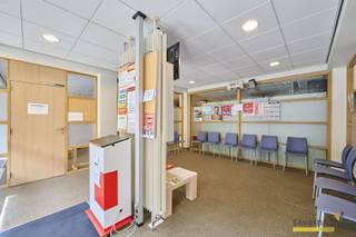 Espace commercial multifonctionnel d'une surface utile de 185m².Une entrée séparée donne accès à l'espace client. En outre, il y a actuellement des...