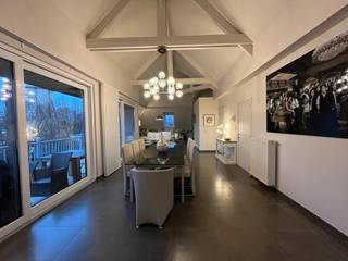 Ontdek dit uitzonderlijk ruime en instapklare penthouse met 2 slaapkamers en 2 badkamers, gelegen in een rustige en verzorgde residentie...