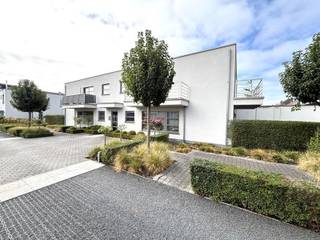 Prachtig, instapklaar tweeslaapkamerappartement met 2 zonneterrassen, autostaanplaats en berging in Ninove! Dit appartement gelegen op de eerste verdieping van een recente residentie "Pollare garden" (bouwjaar 2008) omvat een grote inkomhal met apart toilet, een open en lichtrijke leefruimte met eigentijdse keuken voorzien van kwalitatieve inbouwtoestellen (koelkast, vaatwasser, combi microgolfoven, vitrokeramische kookplaat, dampkap,…). Naast de keuken is er een praktische berging met wasplaats. Verder beschikt het appartement over een master bedroom (17m²) met een ensuite-badkamer met ligbad en wastafel, een tweede ruime slaapkamer (10m²) en een aparte douchekamer met douche en wastafel. Het appartement situeert zich nabij het centrum van Ninove, toch rustig gelegen op wandelafstand van openbaar vervoer (bushalte, treinstation van Ninove,…), winkels en scholen. Nabij belangrijke verbindingswegen richting Brussel-Aalst/Gent-Halle. Geen lift. Overdekte autostaanplaats en een extra private berging (inbegrepen in huurprijs)! CV op aardgas. Dubbele beglazing in aluminium. Energiezuinig! Elektriciteit volledig conform! Graag een bezoek plannen? Vraag naar onze wekelijkse bezoekdag!