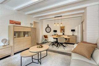 <p>Welkom in dit instapklare appartement op de vierde verdieping van een goed onderhouden appartementsgebouw, gelegen op een rustige en groene locatie op Linkeroever. Het appartement werd in 2025 volledig gerenoveerd en combineert een moderne afwerking met rust, privacy en comfort.<br />Via de inkomhal, voorzien van praktische ingemaakte kasten, komt u in de gezellige woonkamer. Dankzij de grote raampartijen geniet deze ruimte van veel natuurlijk licht. Aansluitend bevindt zich de volledig vernieuwde keuken, uitgerust met kwalitatieve toestellen.<br />Het appartement beschikt over twee slaapkamers, een volledig vernieuwde badkamer met ruime inloopdouche en een apart toilet. Daarnaast werden alle ramen vernieuwd en voorzien van hoogrendementsbeglazing die zowel geluids- als zonwerend werkt.<br />Het westelijk georiënteerde terras van 15 m² vormt een absolute troef. Hier geniet u van de namiddag- en avondzon, een prachtig groen uitzicht en veel privacy zonder inkijk van overburen.<br />Verder beschikt het appartement over een ondergrondse autostaanplaats met privatieve, afgesloten fietsenberging, optioneel aan te kopen voor €20.000 en een privatieve kelderberging.<br /><strong>LOCATIE</strong><br />Gelegen tussen het groen van het Sint-Annabos en de Schelde, met het Sint-Annastrand, de jachthaven, winkels, horeca en openbaar vervoer op wandelafstand. Dankzij de uitstekende verbindingen bevindt u zich bovendien op korte afstand van het centrum van Antwerpen.<br /><strong>TROEVEN</strong><br />+ Volledig gerenoveerd in 2025<br />+ Energiezuinig: EPC-label B (de vernieuwde ramen zijn nog niet opgenomen in het EPC, waardoor het de energiescore nog gunstiger is)<br />+ Elektriciteit conform AREI<br />+ Inkomdeur = veiligheidsdeur<br />+ Lift aanwezig<br />+ Privatieve kelderberging</p><p><strong>Interesse? Neem contact met ons op en ontdek zelf de troeven van dit appartement tijdens een bezoek ter plaatse.</strong></p>