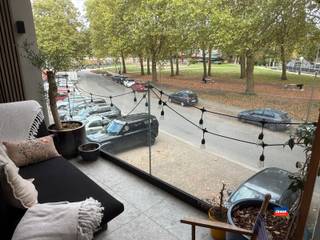 <p><span>BERCHEM | ZEER RUIM, LUXUEUS GERENOVEERD HOEKAPPARTEMENT MET DRIE SLAAPKAMERS, TWEE BADKAMERS EN TWEE TERRASSEN | GELEGEN OP DE EERSTE VERDIEPING VAN VOLLEDIG VERNIEUWD GEBOUW | EPC A |</span></p><p><span>Indeling als volgt: inkomhal - slaapkamer 1 - badkamer met inloopdouche en lavabomeubel - slaapkamer 2 met terras - bergplaats - open, hyper-uitgeruste keuken, met ingebouwde wijnkoelkast - leefruimte met terras - apart gastentoilet - slaapkamer met en suite badkamer.</span></p><p><span>Bewoonbare oppervlakte van 120m² - Geen lift - Privatieve kelder - Ruime fietsstalling met elektrische poort.</span></p><p><span>Veel lichtinval en mooi panoramisch zicht op De Villegaspark</span></p><p><span>Elektrische installatie conform het AREI !</span></p><p><span>Gelegen in een rustige woonwijk op wandelafstand van buurtwinkels, supermarkten, restaurants, openbaar vervoer en verbindingswegen.</span></p><p><span>Stad-Antwerpen vlotjes bereikbaar met de (elektrische) fiets.</span></p><p><span>Slechts €100/maand gemeenschappelijke kosten.</span></p><p><span> </span></p><p><span> </span></p><p><span> </span></p>