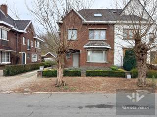 Deze woning is beschikbaar vanaf 1 maart 2026.Een charmante en ruime woning met drie slaapkamers, een moderne badkamer voorzien van zowel een douche...