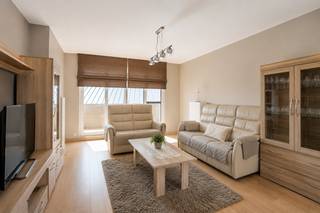 Soms voel je het meteen: dit is thuiskomen.<br /><br />148 m² woonruimte, een zuidgericht terras van 20 m², en zowel het station als het bruisende centrum van Lokeren op wandelafstand. Deze royale duplex brengt ruimte, licht en comfort samen in een rustige, kleinschalige residentie.<br /><br />Binnen valt je oog meteen op de lichtrijke leefruimte met parketvloer: open, warm, en gemaakt om in te leven. De volledig ingerichte keuken sluit er naadloos op aan. En vanuit de leefruimte stap je zo het afgesloten zonneterras op: jouw eigen plek om in alle privacy van de zon te genieten.<br /><br />Op deze verdieping vind je ook een extra kamer. Bureau, hobbyruimte of vierde slaapkamer, jij kiest.<br />Een verdieping hoger liggen drie volwaardige slaapkamers. De badkamer heeft zowel een ligbad als een douche, dus 's ochtends hoeft niemand te wachten. En in de kelder heb je nog een privatieve berging van 12 m² voor wie graag wat extra opbergruimte heeft.<br /><br />Energiezuinig wonen zonder verrassingen, met een EPC-label B.<br /><br />Het appartement is momenteel verhuurd aan €1.100/maand. <br /><br />Kortom: ruimte, een toplocatie én flexibiliteit in één.<br /><br />Zin in een bezoek? Bel 03 23 23 140 of mail sam@woonvast.be