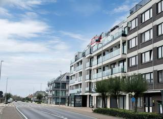 Dit appartement heeft een prachtig uitzicht en een zongericht terras. De leefruimte beschikt over ingemaakte kasten. De keuken is voorzien van...