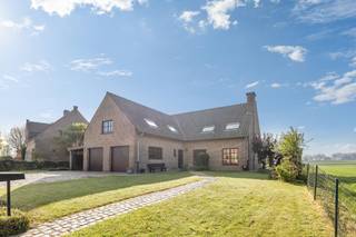 <p>Voor meer info of een bezoek, bel 054 69 39 37 - Op een toplocatie in Gooik bevindt zich deze <strong>kwalitatieve, landelijke woning, gelegen op een perceel van 18 a 10 ca. </strong>Winkels, scholen en openbaar vervoer bevinden zich op een steenworp, evenals de verbindingswegen naar Halle, Ninove en Brussel. De woning verkeert in uitstekende staat en beschikt over<strong> een gunstige energiescore (EPC C).</strong> Het gelijkvloers omvat een inkomhal, een toilet, <strong>een ruime en lichtrijke leefruimte met salon en eetplaats</strong>, een open keuken, een wasplaats, <strong>een eerste slaapkamer,</strong> een bureau, <strong>een dubbele garage en toegang tot een ruime kelder</strong>, onderverdeeld in meerdere compartimenten. Op de verdieping bevinden zich, via de nachthal, <strong>vier slaapkamers</strong>, een open bureau, een ruime badkamer en een toilet. Via een uitvaltrap bereikt men<strong> de zolder</strong>. Buiten is er <strong>een gezellig zuidgericht terras, een mooie tuin met uitzicht op de achterliggende natuur en een ruime oprit met voortuin waar meerdere wagens kunnen parkeren, alsook een carport. </strong>Gunstig EPC – Dubbele beglazing – <strong>Zonnepanelen</strong> – Regenwaterput aanwezig (Maatregelenregister in aanvraag)</p>