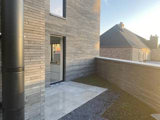 In het centrum van Retie werd zopas het gloednieuw appartementsgebouw Bakker Jan opgetrokken. Dit stijlvolle gebouw is uiterst energiezuinig en wordt verwarmd met de warmte uit de bakkerij onderin.<br /><br />Het appartement is gelegen op de 1e verdieping en is bereikbaar met een lift. Het appartement is afgewerkt met kwaliteitsvolle materialen.<br /><br />Indeling:<br />Inkomhal, living met open keuken (incl toestellen), aansluitend deels overdekt terras én een 2e terras met zicht op de daktuin, gastentoilet, badkamer met inloopdouche en lavabo, grote vestiairekast, 2 slaapkamers waarvan 1 met ingemaakte dressing. Beide slaapkamers hebben toegang naar het terras achteraan.<br /><br />Bij het appartement hoort een afgesloten kelderberging en ondergrondse staanplaats.<br /><br />Huurprijs bedraagt 950 euro per maand. De gemeenschappelijke kosten bedragen 50 euro per maand. Voor verwarming en koeling is er een maandelijkse last van 50 euro, voor water 20 euro.