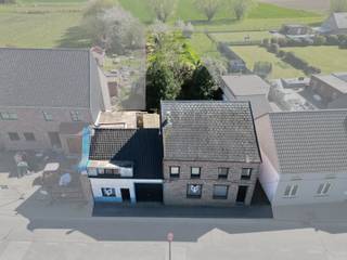 <p><span><span><strong>Te renoveren HOB met 5 SLPK, tuin én garage, op Toplocatie!</strong></span><br /><br />Ontdek deze <strong>ruime halfopen bebouwing</strong> in het felgegeerde Ternat, op slechts 2 km van het centrum en het station. Momenteel betreft het twee afzonderlijke woningen die samen <strong>een uitzonderlijk renovatieproject</strong> vormen. Ze kunnen volledig samengevoegd worden tot één <strong>bijzonder ruime halfopen bebouwing</strong>, ideaal voor wie op zoek is naar <strong>veel woonruimte en mogelijkheden</strong>.</span></p>
<p><span>Daarnaast lenen de woningen zich perfect tot <strong>het creëren van een kangoeroewoning</strong>, wat tal van opportuniteiten biedt voor co-housing of zorgwonen.</span></p>
<p><span>Op vandaag beschikken de twee woningen samen over maar liefst <strong>5 slaapkamers, 2 badkamers, 2 keukens,</strong> enz.. Achteraan geniet u van <strong>een ruime tuin</strong>, perfect voor ontspanning en buitenleven. Extra troef is de <strong>zij-ingang langs rechts</strong>, wat zorgt voor een vlotte en praktische toegang tot het perceel.</span></p>
<p><span>Kortom, <strong>een bijzonder aantrekkelijk renovatieproject</strong> voor handige doe-het-zelvers en creatieve kopers die van twee bestaande woningen hun droomwoning willen maken.<br /><br /></span>Voor meer info en/of een bezoek, contacteer uw vastgoedkantoor KURTIMMO via 0476/076993 of info@kurtimmo.be!</p>