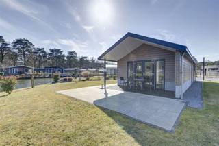 Deze mooie gemeubileerde 6-persoons vakantiewoning is prachtig gelegen aan het water op het verzorgde EuroParcs domein Zilverstrand in Mol...