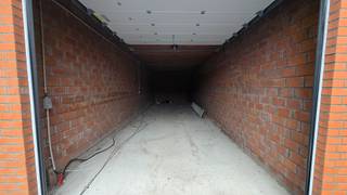 Afgesloten garagebox van 36m² met automatische poort in centrum Koekelare.<br /><br />Elektriciteit aanwezig.