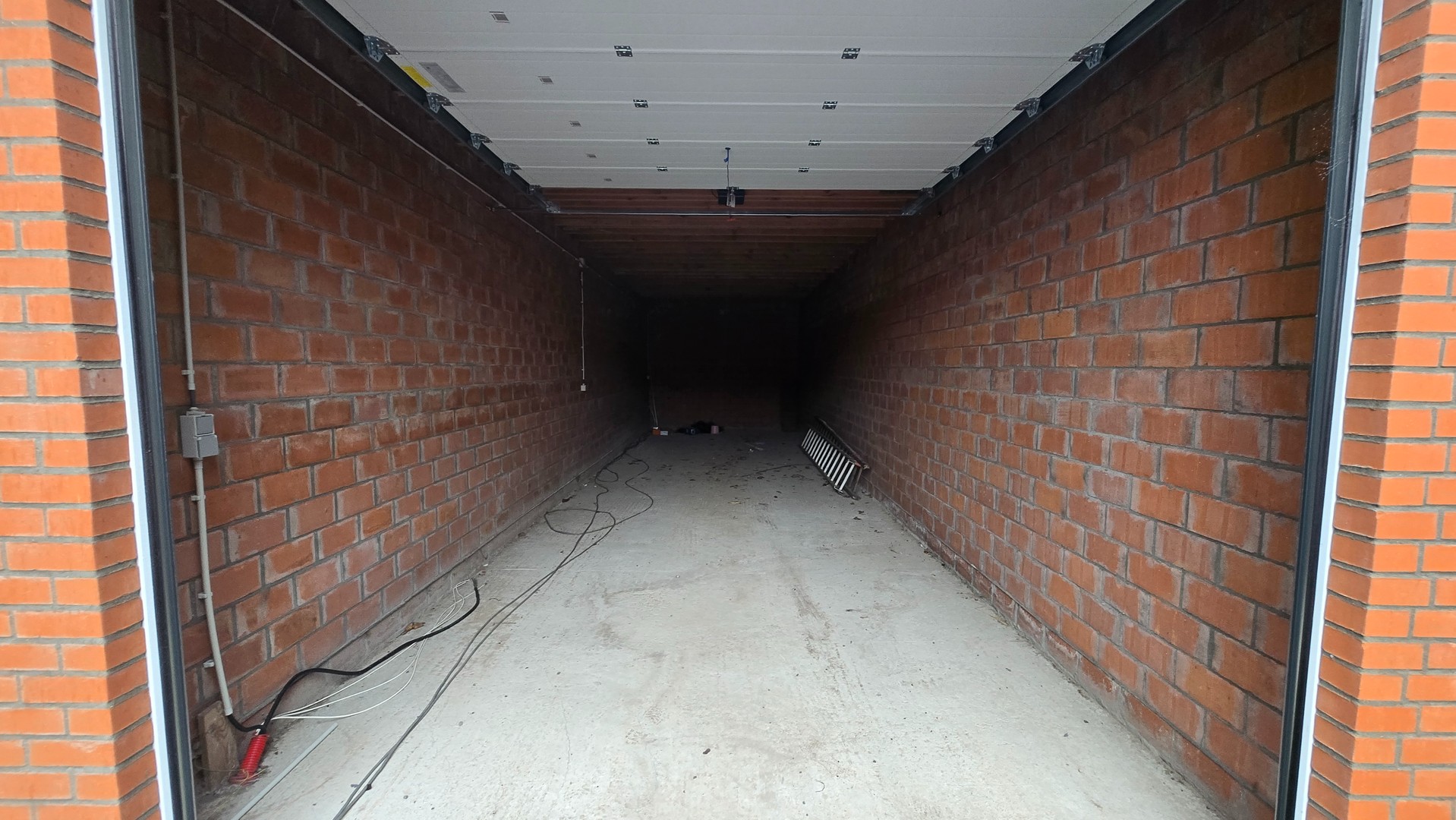 Afgesloten garagebox van 36m² met automatische poort in centrum Koekelare.Elektriciteit aanwezig.
