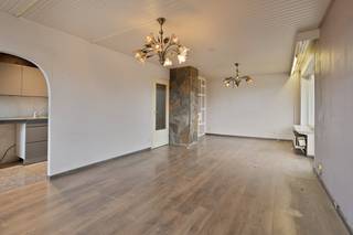 Dit te koop aangeboden appartement te Borgerhout is gelegen op de 3de verdieping en beschikt over volgende indeling:- Inkomhal met ingebouwde kast - Badkamer met douche en lavabo.- Apart toilet- Woonkamer met veel natuurlijke lichtinval en toegang tot beide terrassen- Slaapkamer met ingebouwde kast - Keuken met ingebouwde koelkast en oven- Zeer ruim terras met zicht op het Rivierenhof- Tweede terras - Kelder (5 m²)Troeven van dit te koop aangeboden hoekappartement:- Goed onderhouden en professioneel beheerd gebouw met ondergronds afvalpark- Centrale en goed bereikbare ligging in Borgerhout- Op loopafstand bevinden zich het sfeervolle Rivierenhof, diverse winkels, het openbaar vervoer, scholen, en meer ...- Ruime terrassen- Hoek appartement, waardoor er zeer veel lichtinval is- Ideaal voor startersTot slot heeft dit appartement te koop in Borgerhout een gunstig EPC score C!EPC Turnhoutsebaan 455 bus 0302 : 210 kWh / (m² jaar)Ben jij geïnteresseerd in dit vastgoed te koop in Borgerhout? Aarzel dan niet om ons te contacteren. Het Dewaele vastgoedkantoor van Deurne aan de Turnhoutsebaan staat graag tot uw dienst.Had u graag een gratis schatting van uw eigendom? bel ons voor een vrijblijvend gesprek op 03/666.66.66 of mail naar deurne@dewaele.comstedenbouwkundige inlichting : in aanvraag