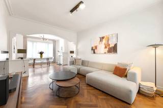 TOPGELEGEN MOOI AFGEWERKTE HALFOPEN HERENWONING MET 4 SLK, RUIME TUIN EN PARKING VOOR 2 WAGENS op wandelafstand van het station. INDELING:...