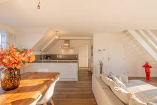 Bijzonder ruim en mooi appartement, gelegen in een gebouw van 2005 te Knokke-Westkapelle. Het appartement is volledig asbestveilig, het voldoet aan de laatste elektrische normen en het is energiezuinig met een B-label. Dubbele garage op het gelijkvloers mogelijk. <br /><br />Een praktische indeling met o.a. een mooie doorzon woonkamer met grote ramen aan beide zijden en directe toegang tot de zonneterrassen. Het zonneterras is groot genoeg om te genieten van een leuke apero of etentje met de vrienden. De open keuken is uitgerust met een keukeneiland en alle moderne gemakken die u zich maar kunt wensen. Verder op deze verdieping nog een apart toilet, twee grote slaapkamers en een tussenliggende badkamer. Op de bovenste verdieping bevinden zich nog twee extra slaapkamers en een doucheruimte. In de hal zijn er maatkasten voorzien. <br /><br />In het gebouw is er een gemeenschappelijke fietsenstalling en de mogelijkheid om een dubbele garage aan te kopen op de gelijkvloerse verdieping. <br /><br />Dit appartement is een huis op zich en kan vlot bezocht worden na afspraak met Willem Cauwels op GSM 0477/60.12.16