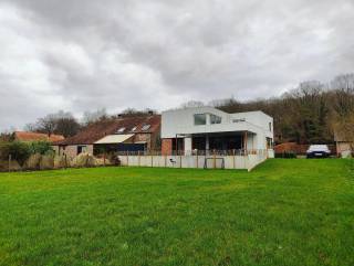 Immo3000 propose à la location une villa de luxe tout compris idéalement située à Rotselaar, offrant une vue imprenable sur la verdure. À un peu plus de 10 minutes à pied du Lac de Rotselaar (domaine naturel avec baignade, aire de jeux et centre sportif). De nombreux sentiers de randonnée et pistes cyclables à proximité. Boulangerie, pharmacie et café à deux pas.<br /><br />À proximité :  <br />- Château de Horst à 15 minutes en voiture  <br />- Domaine naturel Ter Heide à 1 km à pied  <br />- Louvain à 15 minutes en voiture  <br />- Aarschot à 9 minutes en voiture  <br />- Gare de Wezemaal à 1,5 km à pied<br /><br />Cette grande maison économe en énergie (E90) est louée à l'année, entièrement meublée et équipée, avec entretien du jardin inclus. La villa est équipée de panneaux solaires, d’un système de ventilation, d’une pompe à chaleur, et est entièrement isolée.<br /><br />Prête à emménager, c’est simple et pratique !<br /><br />Au rez-de-chaussée, une grande entrée mène à un vaste espace de vie ouvert avec cuisine entièrement équipée, 2 pièces (bureau, chambre), un WC séparé, une buanderie et une première salle de bains.<br /><br />Au premier étage, vous trouverez 3 chambres supplémentaires, un WC séparé, une pièce technique et une seconde salle de bains.<br /><br />La maison dispose également d’une grande cave.<br /><br />À l’arrière de la villa, vous bénéficiez d’une immense jardin avec prairie pour chevaux attenante.<br /><br />À l’avant, un parking aménagé peut accueillir plusieurs voitures.<br /><br />Curieux de découvrir cette opportunité ? Contactez le 016/603000 pour plus d’informations.<br /><br />*Maison disponible à partir du 1er octobre*
