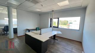 Espace de bureaux prêt à l’emploi de 437 m² à louer dans un excellent emplacement à Geel. Grâce à sa situation stratégique à proximité d’importants axes routiers tels que l’E313 et le ring de Geel, vous bénéficiez d’une excellente accessibilité vers Anvers, Hasselt et les régions environnantes. Le site se trouve également dans un environnement professionnel dynamique offrant une excellente mobilité.<br /><br />L’espace de bureaux a été aménagé avec des finitions de qualité, alliant confort et fonctionnalité. Les élégantes cloisons vitrées garantissent une luminosité maximale et créent une sensation d’espace agréable, ouverte et lumineuse. L’espace dispose également de plusieurs salles de réunion, de bureaux séparés, d’un espace repas avec kitchenette entièrement équipée comprenant un lave-vaisselle, d’un espace de rangement pratique ainsi que d’une agréable terrasse offrant un confort supplémentaire aux collaborateurs et aux visiteurs.<br /><br />Le bureau est équipé de double vitrage et d’un éclairage LED écoénergétique, contribuant à un environnement de travail confortable et professionnel. En outre, le bâtiment offre une flexibilité supplémentaire grâce à la possibilité de louer des salles de réunion additionnelles ainsi qu’un espace de stockage en sous-sol supplémentaire.<br /><br />Le site dispose également de nombreuses places de parking pour les collaborateurs et les visiteurs. Une solution idéale pour les entreprises à la recherche d’un environnement de travail représentatif, professionnel et prêt à l’emploi. Disponible immédiatement !<br /><br />Contactez PANORAMA B2B pour plus d’informations, des plans ou une visite sans engagement : 011.220.500