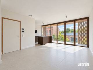 <h3><span>-- Volledig afgewerkt nieuwbouwappartement - 2 slaapkamers - Zuidgericht terras - 6% btw mogelijk -- </span></h3>
<p><strong><span>Op zoek naar de voordelen van nieuwbouw, zonder in te boeten aan stijl, architectuur en wooncomfort? Dan is dit appartement in Residentie 3 Sleutels precies wat u zoekt. </span></strong></p>
<p><span>In deze </span><strong><span>kleinschalige en architecturaal unieke residentie</span></strong><span> bevindt zich dit prachtig appartement met </span><strong><span>2 slaapkamers</span></strong><span>, een doordachte indeling en een aangename, hedendaagse uitstraling. </span></p>
<p><span>De </span><strong><span>ruime leefruimte met open keuken</span></strong><span> vormt het hart van de woning. Dankzij de grote raampartijen geniet u hier van een uitzonderlijke hoeveelheid </span><strong><span>natuurlijke lichtinval</span></strong><span>. Bovendien is de leefruimte zuidgericht, waardoor u volop profiteert van het daglicht. Aansluitend bevindt zich het </span><strong><span>aangename zonneterras</span></strong><span>, waar u in alle rust en privacy heerlijk kunt genieten van het buitenleven. </span></p>
<p><span>Aan de achterzijde van het appartement bevinden zich </span><strong><span>twee comfortabele slaapkamers</span></strong><span> en de stijlvolle badkamer. Deze is uitgerust met een </span><strong><span>inloopdouche met hand- en regendouche</span></strong><span>, een lavabo met meubel en aansluitingen voor wasmachine en droogkast. Een </span><strong><span>afzonderlijk toilet</span></strong><span> zorgt voor extra comfort. </span></p>
<p><span>Ook op technisch vlak voldoet dit appartement volledig aan de hedendaagse normen. Zo wordt er verwarmd via </span><strong><span>vloerverwarming in combinatie met een energiezuinige lucht-waterwarmtepomp</span></strong><span> en werd er bijzonder veel aandacht besteed aan isolatie en hoogwaardige beglazing. </span></p>
<p><strong><span>Een volledig afgewerkt nieuwbouwappartement waar comfort, energiezuinigheid en architectuur perfect samenkomen. </span></strong></p>
<p><span>Een </span><strong><span>autostaanplaats is optioneel bij aan te kopen</span></strong><span>. </span></p>
<p><strong><span>6% btw mogelijk</span></strong><span> – voorwaarden te bespreken. </span></p>
<p><span>Bent u benieuwd naar dit unieke aanbod? </span><strong><span>Laat u verrassen door de ruimte, lichtinval en afwerkingsgraad en plan vandaag nog uw bezoek via info@immolierman.be of telefonisch: 053 89 99 66.</span></strong></p>
