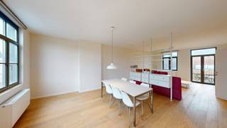 This recent apartment of about 90 ² is located near the MAS, within walking distance of the Eilandje and the historic center. <br /><br />Layout: through the spacious entrance hall you enter the living room on parquet flooring. Dining room, living room and the fully equipped kitchen flow seamlessly into each other, so you are always in connection with your guests. Thanks to the beautiful facade width, you enjoy an abundance of light. <br /><br />Through the night hall access to a quiet and spacious master bedroom, spacious second bedroom. Bathroom equipped with a shower in sink. Separate storage room for washer/dryer and separate toilet.<br /><br />This is a spacious apartment in a super central location.<br /><br />Details:<br />- Recently renovated<br />- prime location <br />- Common costs 50 EUR / month