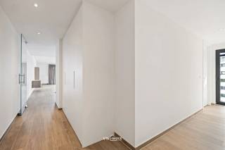 Bent u opzoek naar een luxueus appartement met twee slaapkamers (incl. bureau én dressing), dubbele garage, kelderberging én een ruim terras met...