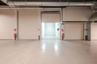 Ruime gesloten garagebox gelegen in hartje Zoute onder het Albertplein.Deze makkelijk bereikbare garagebox is gelegen op niveau -1.Hoge...