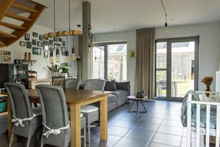 Instapklare halfopen woning | EPC A | 3 slpk + bureau | garage & zonnige tuin
!!!KIJKDAG OP ZATERDAG 26 SEPTEMBER!!!
Enkel op afspraak
Instapklaar wonen op wandelafstand van het centrum van Lier, zonder renovatiezorgen?
Deze energiezuinige halfopen woning uit 2016 combineert 162 m² woonruimte met 3 slaapkamers, een aparte bureau, garage, oprit en zonnige tuin. Dankzij EPC A, 8 zonnepanelen en airconditioning is de woning bovendien helemaal klaar voor de toekomst.
Gelegen op wandelafstand van het centrum, het treinstation, scholen en winkels geniet u hier van een ideale combinatie van rust, comfort en een vlotte bereikbaarheid.
De woning beschikt over een open ruimte bestaande uit de modern uitgeruste keuken en leefruimte met veel lichtinval. Daarnaast zijn er drie volwaardige slaapkamers, een aparte bureauruimte en een praktische zolder die extra opbergruimte biedt.
Buiten geniet u van een ruime, zonnige tuin met een aangenaam terras, de perfecte plek om te ontspannen of gezellig te tafelen met familie en vrienden. Daarnaast zijn er een eigen oprit, een garage en een extra parkeerplaats achteraan de woning, waardoor parkeergelegenheid nooit een probleem vormt.
Ook op vlak van energie scoort deze woning uitstekend. Met een EPC-label A, 8 zonnepanelen en 4 airco-units – één in de leefruimte en één in elke slaapkamer – geniet u het hele jaar door van een aangenaam binnenklimaat. De airco's zorgen voor verkoeling tijdens warme zomerdagen en bieden bovendien een energiezuinige manier van verwarmen in de winter.
Kortom, een comfortabele en duurzame gezinswoning op een toplocatie in Lier, waar u meteen uw intrek kunt nemen.