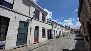 <strong>Comfortabele 3-slaapkamerwoning</strong> met <strong>STADSTERRASJE </strong>op een uitstekende en rustige ligging in het <strong>centrum van Brugge</strong>, vlakbij het <strong>Astridpark</strong>, diverse winkels en openbaar vervoer en tevens een vlotte verbinding naar de ring.<br />+ Asbestveilig!<br />+ Uitstekende mobiscore 9,2 op 10!<br />+ Dichtbij alle modaliteiten die de Brugse binnenstad te bieden heeft!<br /><br />Omvat een inkom, living, ingerichte keuken, berging, 3 slaapkamers, badkamer met douche en toilet en een stadsterrasje.<br />Dit pand is onderhevig aan de renovatieplicht van residentieel vastgoed opgelegd door de Vlaamse overheid.<br />Vastgoedinformatie in aanvraag<br />P-score=D G-score=D<br />#leukwonen #brugge #investeringsvastgoed<br /><br />Bruikbare vloeroppervlakte 98 m²<br />Totale grondoppervlakte 55 m²