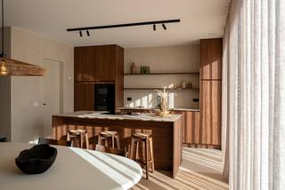 Stap binnen in deze zorgvuldig afgewerkte woning van Dumobil en ervaar zelf hoe ruimte, licht en functionaliteit hand in hand gaan. De open leefruimte met grote raampartijen vloeit naadloos over in een volledig uitgeruste keuken. Op de eerste verdieping ontdek je comfortabele slaapkamers en een strakke badkamer, ontworpen met oog voor detail en praktisch wooncomfort. Buiten is er een carport en tuinberging voorzien. Verwarmen en koelen doe je d.m.v een geothermische warmtepomp in combinatie met zonnepanelen, vloerverwarming, en een ventilatiesysteem wat zorgt voor een e-peil lager dan 20.<br /><br />Deze ruime open bebouwing is gelegen op een perceel van 359 m² met oostgerichte tuin in het Woonproject 't Park. Een nieuwe woonbuurt ideaal gelegen in een rustige, gezinsvriendelijke omgeving op wandelafstand van een nieuw park met speelzones, wandel- en fietspaden. Tegelijk geniet je van een gunstige ligging nabij het station en het stadscentrum van Tielt.<br /> <br />Deze woning kan aangekocht worden inclusief meubels, decoratie, gordijnen, maatkasten, verlichting, ... Een buitenkansje om in alle gemak en comfort te verhuizen. Bespreek de mogelijkheden met bouwadviseur Sam Borrey.<br /><br />Bekijk de woning nog meer in detail op onze website: <u><strong>www.dumobil.be/nl/woonprojecten/kijkwoningen/moderne-kijkwoning-tpark-tielt</strong></u><br /><br />De all-inprijs excl. kosten omvat een volledig afgewerkte, instapklare woning met álle voorzieningen en omgevingswerken inbegrepen. De totale kostprijs inclusief wettelijke kosten waaronder registratierechten, btw, notariskosten en aansluitingskosten kan je eenvoudig bekijken op onze <u><strong>website</strong></u>: <u><strong>www.dumobil.be/nl/woonprojecten/projecten/tparktielt-halfopen-nieuwbouwwoningen</strong></u>. En/of contacteer onze bouwadviseur Sam Borrey voor meer info: 0483/21.01.33 | sam@dumobil.be