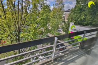<p><span>Appartement confortable situé dans un quartier calme et disposant de places de stationnement à Hoboken. L'appartement se trouve au deuxième étage d'un petit immeuble.</span></p><p><span>Cet appartement à rénover présente un agencement pratique et des surfaces agréables.</span></p><p><span> </span></p><p><span>Agencement :</span></p><p><span>En entrant dans l'appartement, on accède à un espace de vie lumineux offrant suffisamment de place pour un coin salon et un espace de vie confortables.</span></p><p><span>Juste à côté, à l'avant, se trouve la cuisine indépendante, qui doit être rénovée.</span></p><p><span>L'appartement dispose d'un couloir avec une porte donnant sur le débarras, ainsi que d'une salle de bains avec WC, baignoire et lavabo.</span></p><p><span> </span></p><p><span>Il y a également trois chambres, dont deux donnent sur le jardin.</span></p><p><span> </span></p><p><span>Permettez-moi de vous résumer les atouts de cet appartement à Hoboken :</span></p><ul><li><span>Toiture et chaudière neuves</span></li><li><span>Cave disponible</span></li><li><span>Petit immeuble (sans ascenseur)</span></li></ul><p><span> </span></p><p><span>PEP : 234 kWh/m² - Label C</span></p><p><span>Score P (score du terrain : classe B)</span></p><p><span>Score G (score du bâtiment : classe B)</span></p><p><span> </span></p><p><span>Pour organiser une visite sur place, vous pouvez nous contacter au 03 449 42 41 ou nous envoyer un e-mail à l'adresse <span>hallo@habicom.be</span></span></p><p><span>Vous souhaitez connaître la valeur de votre logement ? Vérifiez-la gratuitement sur <span>www.watismijnhuiswaard.be</span></span></p><p><span> </span></p>