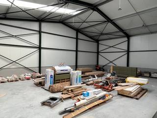 Ben je op zoek naar een praktische opslag- of werkruimte op een strategische locatie aan de Westkust? Deze loods van 210 m² in Wulpen biedt de...