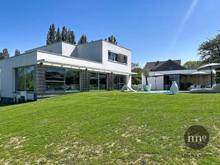 Dilbeek : En LISIÈRE du village, IMMO STORE vous propose cette MAGNIFIQUE VILLA MODERNE, ÉPURÉE ET ÉCONOME EN ÉNERGIE avec PISCINE, sur un...