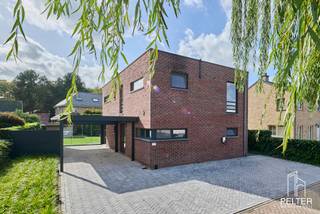 <h2><span>Ruime en comfortabele woning op een rustige locatie nabij de Nederlandse grens</span></h2>
<p><span>Op een rustige locatie in een </span>doodlopende straat<span>, vlak bij de Nederlandse grens, bevindt zich deze verzorgde woning met drie slaapkamers en een zonnige, zuidgerichte tuin.</span></p>
<p><span>Bij het betreden van de woning komt u terecht in de inkomhal, die toegang biedt tot de </span>ruime woonkamer met eetgedeelte<span> en de volledig ingerichte keuken. Verder beschikt het gelijkvloers over een apart gastentoilet en een praktische wasplaats.</span></p>
<p><span>Op de verdieping bevinden zich </span>drie slaapkamers<span>, waarvan één met dressing, een badkamer en een handige berging. Alle slaapkamers zijn bovendien uitgerust met airconditioning voor optimaal comfort.</span></p>
<p><span>Buiten geniet u van een </span>zuidgerichte tuin<span>, ideaal om heerlijk te ontspannen. Daarnaast beschikt de woning over een carport/garage en een praktisch tuinhuis.</span></p>
<p><span>Extra troeven zijn het aanwezige alarmsysteem, de vliegenhorren, verwarming op aardgas en het gunstige </span>EPC-label B<span>.</span></p>
<p>EPC:<span> 198 kWh/m²/jaar</span><br />Certificaatnummer:<span> 20261023-0003981286-RES-1</span></p>
<p><span>Bouwjaar: 2006<br />Bewoonbare oppervlakte: 194 m²<br />Oppervlakte perceel: 566 m²</span><span></span></p>
<p><span><br />Overstromingsgevoeligheid<br />P-score: A (Geen overstroming gemodelleerd)<br />G-score: A (Geen overstroming gemodelleerd)<br /><br />Kuypersveld 13 – 3910 Pelt<br />Instelprijs: € 519.000,00</span></p>
<p><span>Bent u op zoek naar een ruime woning waar rust, comfort en een gunstige ligging samenkomen? </span></p>
<p><span>Neem gerust contact met ons op voor meer informatie of een bezichtiging: info@peltermakelaardij.be tel.: +32 93 60 60.</span></p>
<p><span>Vg, WgLk, Gmo, Gvkr, Vv</span></p>