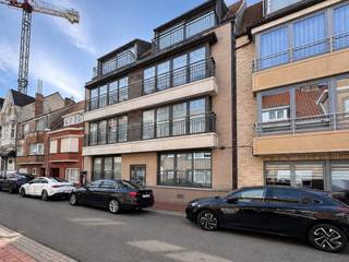 Dit ruime en aangename appartement is uitstekend gelegen in een rustige zijstraat van de Lippenslaan, op wandelafstand van het centrum, winkels en horecazaken. Gelegen in een recent gebouw, biedt het appartement een mooie combinatie van ruimte, comfort en een praktische indeling.<br /><br />Bij het betreden van het appartement komt u in de inkomhal met vestiaire en een afzonderlijk gastentoilet. De ruime leefruimte sluit aan op de volledig uitgeruste keuken, die voorzien is van alle nodige comfort. Aansluitend aan de keuken bevindt zich een praktische wasplaats met voldoende plaats voor een wasmachine en droogkast.<br /><br />Het appartement beschikt over twee volwaardige slaapkamers, rustig gelegen aan de achterzijde van het gebouw. Beide slaapkamers geven rechtstreeks uit op het aangename, zuidgerichte terras. De eerste slaapkamer beschikt over een ensuite douchekamer, terwijl de tweede slaapkamer gebruik kan maken van een afzonderlijke ruime badkamer.<br /><br />Daarnaast beschikt het appartement over een privatieve kelderberging, ideaal voor het veilig opbergen van fietsen, strandmateriaal en andere persoonlijke spullen.<br /><br />Mogelijkheid tot aankoop van een autostaanplaats/garagebox in de nabije omgeving!<br />Stedenbouwkundig uittreksel en maatregelenregister in aanvraag.<br /><br />Aarzel niet om ons te contacteren voor meer info: tel.: 050 62 44 14 of via knokke@immax.be