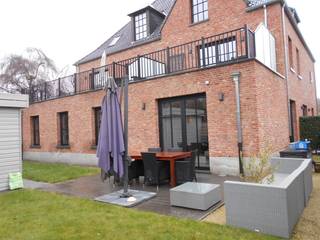Instapklaar gelijkvloers appartement met o.a. 3 slaapkamers, terras, tuintje, kelder, fietsenberging en 2 parkeerplaatsen.Er is een aparte inkom.EPC...