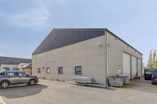 L'entrepôt et l'espace commercial (400 m²)Une zone hautement fonctionnelle de 400 m² avec une hauteur libre de 5,60 m et une hauteur de crête de...