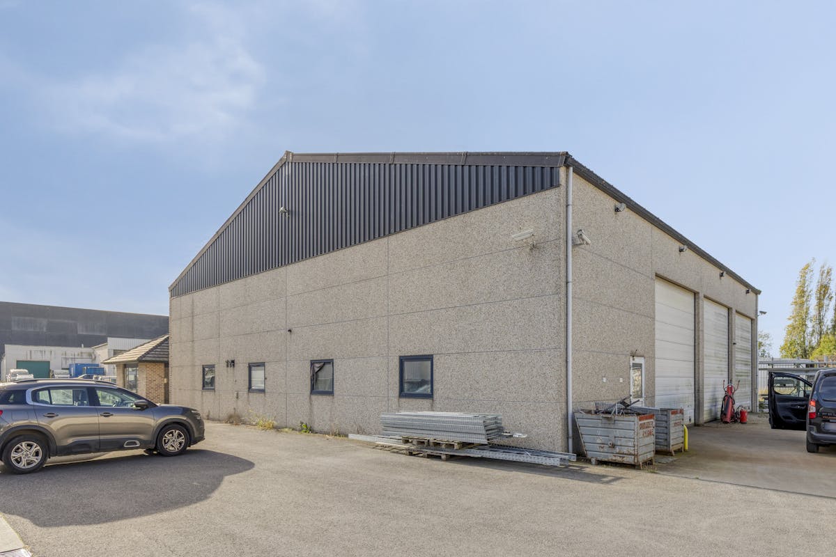 Entrepôt (400 m²) avec maison spacieuse (229 m²) - photo 3