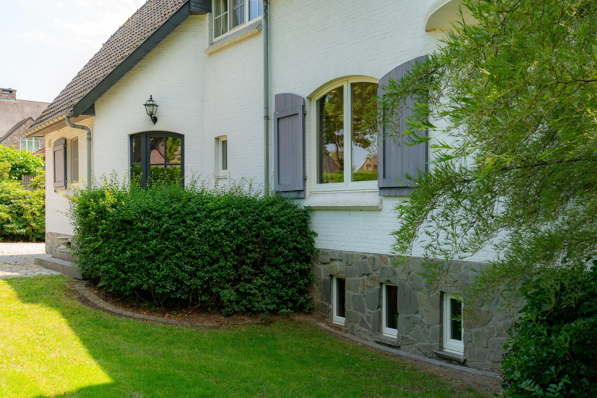 Exclusieve karaktervilla op een domein van 2.471 m² met parktuin, torenkamer en uitzonderlijke privacy te Hasselt. - foto 4