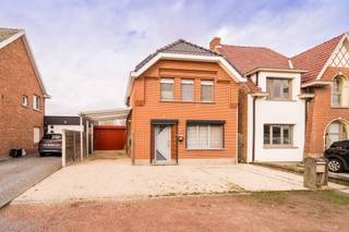 <p><span> </span><span>Maison très chaleureuse et pleine de charme avec un magnifique jardin, une allée et un spacieux garage</span></p><p><span>Hall dentrée donnant accès à une salle de bain compacte équipée dune baignoire/douche et dun meuble lavabo. Lespace de vie convivial est aménagé avec un agréable coin TV et une salle à manger.<br />Dans le prolongement se trouve la cuisine semi-ouverte, équipée de rangements et dappareils électroménagers. Un raccordement pour une machine à laver est également prévu.</span></p><p><span>À létage se trouvent une grande chambre et une seconde pièce. De plus, un grenier de rangement peut être aménagé en espace supplémentaire moyennant linstallation dun escalier fixe dans la cage descalier.</span></p><p><span>Bien que la maison soit située le long dun axe plus fréquenté, cela ne se ressent absolument pas lorsque vous profitez de la charmante terrasse, sous la nouvelle couverture de terrasse ou dans le grand jardin offrant une vue sur un environnement verdoyant.<br />Le spacieux garage constitue un véritable atout, idéal pour un hobby ou comme espace de rangement supplémentaire. Le véhicule peut également être stationné confortablement sous le carport. Une allée permet le stationnement de plusieurs voitures.</span></p><p><span>Cette maison est bien isolée et dispose dun certificat électrique conforme, dun système de climatisation réversible (chauffage) au rez-de-chaussée et au premier étage. Ces éléments, combinés à son atmosphère chaleureuse et à son agencement pratique, constituent des atouts majeurs.<br />Située à distance cyclable du centre de Haacht, à proximité des axes routiers et des commerces, cette propriété allie accessibilité aisée et cadre de vie agréable.</span></p><p><span> </span></p><p><span> </span></p>