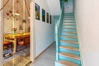 <p>Zoek je een woning met mogelijkheden? Of je nu een gezin hebt of nood hebt aan een comfortabele thuiswerkplek: dankzij de stevige basis en het licht op te frissen interieur maak je van dit huis in een handomdraai jouw droomwoning. In de tuin geniet je in alle rust van zonnige middagen en gezellige barbecues. En met twee eigen autostaanplaatsen recht voor de deur hoef je nooit meer te zoeken naar een parkeerplek! Tot slot is er nog een grote kelder die dienst kan doen als provisiekelder of extra stockageruimte.<br /><br />De ligging is simpelweg ideaal. Je woont hier in een vlot bereikbare straat, met de natuur letterlijk om de hoek. Het prachtige park Hof Ter Linden en het historische Fort V liggen op wandelafstand—ideaal voor een ontspannende avondwandeling, een rondje joggen of een zondagse uitstap met de kinderen. Bovendien liggen scholen, winkels en het openbaar vervoer vlakbij.<br /><br />Interesse? Neem dan snel contact met ons op om deze woning te ontdekken!<br /><br />(woongebied, vergunning, geen verkavelingsvergunning, voorkooprecht, geen rechterlijke herstelmaatregel of bestuurlijke maatregel opgelegd)</p>