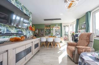 <p>Ruim en lichtrijk 3-slaapkamerappartement nabij het Maria Hendrikapark en het stadscentrum!<br /><br />Op zoek naar een r<strong>uim en lichtrijk appartement</strong> op een <strong>uitstekende ligging in Oostende?</strong> Dit appartement bevindt zich op wandelafstand van het prachtige Maria Hendrikapark en het bruisende stadscentrum. Dankzij de royale ruimtes, de overvloedige natuurlijke lichtinval en de centrale ligging geniet u hier van een aangenaam wooncomfort.<br /><br /><strong>Indeling:</strong><br />Inkomhal, ruime en lichtrijke leefruimte, uitgeruste keuken met aansluitende berging, drie slaapkamers en een badkamer met douche. Het gebouw is bovendien voorzien van een lift.<br /><br /><strong>Extra troef:</strong><br />Mogelijkheid tot aankoop van een privatieve garagebox voor € 30.000. Een absolute meerwaarde gezien het vernieuwde parkeerplan in de omgeving!<br />Interesse in dit lichtrijke appartement? Contacteer ons voor meer informatie of een bezoek ter plaatse!</p>