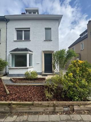 Deze half open bebouwing  met voor- en achtertuin is gerenoveerd met hoogwaardige materialen!! Rustig gelegen nabij het marktplein! Op een boogscheut van winkels, openbaar vervoer, scholen, ... Indeling; inkomhal, mooie riante woonkamer met veel lichtinval en airco, eetkamer met veel lichtinval, geïnstalleerde keuken, berging, aparte toilet. 1ste verdieping; 2 ruime slaapkamers met airco, badkamer met dubbele spoeltafel en grote inloopdouche, extra badkamer met bad. Kelder voorzien. Dak GEÏSOLEERD! Dubbele beglazing aanwezig. Mooie tuin met tuinberging! Garage voorzien. Elektriciteit CONFORM!!  Opp 279m². Voor meer informatie of vrijblijvend plaatsbezoek 0488/60.05.07