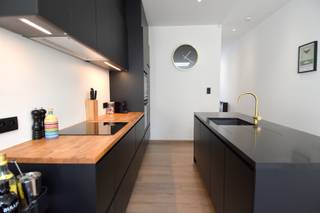 Deze charmante woning in de geliefde wijk Overleie combineert modern comfort met een toplocatie nabij de Leie, het bus- en treinstation, ... maar ook alle andere belangrijke voorzieningen.<br /><br />Inkomhal met apart gastentoilet en een ingebouwde kast waarin de wasmachine en droogkast keurig zijn weggewerkt. Verder is er ook nog toegang tot kelder (ideale berging).<br /><br />De volledig geëquipeerde keuken vormt samen met het gezellige leefgedeelte, het warme hart van de woning. Dankzij een lichtkoepel en een groot schuifraam geniet de ruimte van overvloedig daglicht en een rustgevend uitzicht op de zuidwestelijk georiënteerde stadstuin.<br />De vloerverwarming maakt de ruimte niet alleen comfortabel, maar benadrukt ook het moderne en open karakter.<br /><br />De eerste verdieping omvat een royale slaapkamer en een stijlvolle badkamer met inloopdouche, lavabomeubel en toilet.<br />Op de tweede verdieping is er de tweede ruime slaapkamer die opgedeeld kan worden in een 2de en 3de slaapkamer.<br /><br />Uitstekend EPC (label B) en conforme elektriciteit!<br /><br />Kortom, een unieke kans om te wonen in een rustig stukje Kortrijk!<br /><br />Beschikbaarheid: 01/01/2026<br />Huurprijs: 880 EUR/maand<br />Adres: Proosdijstraat 37, 8500 Kortrijk<br />Onze referentie: DEV4827