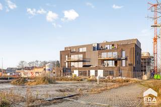 <p><strong>Park Gijsen: een kwalitatief, duurzaam en groen gelegen bouwproject in Leopoldsburg!</strong></p><p><br /></p><p><strong>Het project bestaat uit 2 gebouwen van elk 13 appartementen &amp;amp; 2 penthouses.</strong></p><p><strong>De residentie biedt een unieke woonervaring in een groen en nieuw ontwikkeld gebied, vlakbij de jachthaven en op wandel- en fietsafstand van het centrum van Leopoldsburg.</strong></p><p><strong>Park Gijsen is omgeven door prachtig aangelegde tuinen en <em>groene zones</em></strong>. De gemeenschappelijke buitenruimtes, inclusief een <strong><em>waterpartij</em></strong>, wandelpaden en een <strong><em>grote fietsenberging</em></strong>, bieden u een rustige en serene omgeving om te ontspannen en te genieten van <strong><em>de natuur</em></strong>.</p><ul><li>Zeer interessante opties voor investering</li><li>Eigentijdse architectuur</li><li>Tijdloze en kwalitatieve uitstraling</li><li>Warmtepomp &amp;amp; zonnepanelen</li><li>E-peilscore lager of gelijk aan 20</li></ul><p>Aankoop onder BTW-stelsel: 12% op de grondwaarde &amp;amp; 21% op het constructie-aandeel.</p><ul><li>1 slaapkamer appartement vanaf €179.900,-</li><li>2 slaapkamer appartement vanaf €218.900,-</li><li>3 slaapkamer appartement (penthouses) vanaf €254.900,-</li></ul><p>Autostandplaats te koop vanaf €17.000,- (exclusief kosten)</p><p>Kelderberging te koop vanaf €5.000,- (exclusief kosten)</p><p><br /></p><p>Extra inlichtingen te verkrijgen op kantoor:</p><p>011 550 440 - mathias@eratournier.be</p>