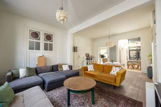 <p><span> </span></p><p><span>Op zoek naar een woning met ruimte, karakter én mogelijkheden? Dan is deze indrukwekkende herenwoning in een rustige eenrichtingsstraat in Borgerhout precies wat je zoekt. Met maar liefst 6 slaapkamers, een zonnige stadstuin, een groot tuinhuis met overdekt terras en authentieke elementen doorheen de woning, combineert dit pand charme met volume. Momenteel ingericht als cohousingwoning, maar evengoed perfect voor een groot gezin of wie wonen en werken wil combineren.</span></p><p><span> </span></p><p><span>Licht, ruimte en karakter</span></p><p><span>Achter de charmante gevel schuilt een woning die verrast met haar volumes. Via de inkomhal met originele houten trap en gastentoilet stap je binnen in de leefruimte. Hoge plafonds, een warme parketvloer, prachtige originele deuren en een overvloed aan natuurlijk licht zorgen hier meteen voor sfeer.</span></p><p><span>Vooraan bevindt zich de ruime woonkamer van ca. 40m², terwijl achteraan de eetkamer en de open keuken uitkijken op de tuin. Dankzij de grote raampartijen en de lichtstraat baadt deze verdieping de hele dag in het zonlicht. De keuken beschikt over een centraal eiland en is volledig uitgerust met een gasvuur, dampkap, vaatwasser, dubbele spoelbak, oven, koelkast en heel wat bergruimte. Van hieruit wandel je rechtstreeks naar de zonnige tuin. Achteraan vind je bovendien een bijzonder achterhuis met overdekt terras en extra bergruimte of hobbyruimte, volledig begroeid met groen voor een bijna zuiderse sfeer.</span></p><p><span> </span></p><p><span>Zes slaapkamers en een badkamer van XL-formaat</span></p><p><span>Op de eerste verdieping bevinden zich twee ruime slaapkamers en een dressing of extra slaapkamer. De absolute blikvanger hier is de indrukwekkende badkamer van ongeveer 23 m², uitgerust met een ligbad, douche, dubbele lavabo en toilet. Dankzij de royale afmetingen voelt deze ruimte bijna aan als een privésuite.</span></p><p><span>De tweede verdieping biedt opnieuw twee volwaardige slaapkamers, een extra dressing of slaapkamer en een grote wasruimte die ook perfect dienst kan doen als dressing, hobbyruimte of bureau. Op deze verdieping bevindt zich bovendien een extra terras. De woning telt zo in totaal zes slaapkamers, ideaal voor grote gezinnen, cohousing of een combinatie van wonen en werken. De ruime kelder biedt nog eens extra opslagruimte.</span></p><p><span> </span></p><p><span>Bruisend Borgerhout met alles dichtbij</span></p><p><span>De woning ligt in een rustige eenrichtingsstraat op een toplocatie in Borgerhout, vlakbij het geliefde Krugerplein. Hier woon je in een levendige buurt met gezellige horeca, buurtwinkels en alle dagelijkse voorzieningen binnen handbereik. De Turnhoutsebaan ligt op wandelafstand, net als tram- en bushaltes. Ook de Ring bereik je in enkele minuten en voor wie graag groen opzoekt liggen het Rivierenhof en verschillende buurtparken vlakbij.</span></p><p><span> </span></p><p><span> </span></p>
