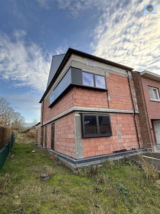 <p><span>CASCO-WONING MET 4 KAMERS EN TUIN.</span></p><p><span>Vraagprijs: 365.000 euro </span></p><p><span> </span></p><p><span>Deze casco-woning is gelegen in het rustige en landelijke Gooik, strategisch tussen Ninove en Halle. </span></p><p><span> </span></p><p><span>Beneden treft u de inkomhal, apart toilet, technische ruimte, slaapkamer met doucheruimte en de ruime lichtrijke leefruimte met plaats voor open keuken met eiland. </span></p><p><span> </span></p><p><span>Boven biedt de woning ruimte voor 2 slaapkamers, waarvan 1 voorzien van dressingruimte en de badkamer. </span></p><p><span> </span></p><p><span>De zolderverdieping kan ingericht worden als de 4de slaapkamer. </span></p><p><span> </span></p><p><span>Deze woning kan u volledig zelf naar smaak inrichten.</span></p><p><span> </span></p><p><span>De woning kan aankocht worden aan 6% btw </span></p><p><span> </span></p><p><span>Onderverdeling prijs: </span></p><p><span>Grondwaarde: 165.000</span></p><p><span>Constructiewaarde: 200.000 </span></p><p><span> </span></p><p><span>Aarzel niet en bel 0489546999 of mail dylan@svena.be</span></p><p><span> </span></p><p><span> </span></p><p><span>Stedenbouwkundig uittreksel/inlichtingen in aanvraag!</span></p><p><span>Deze gegevens zijn louter informatief en wij kunnen niet aansprakelijk gesteld worden voor eventuele onjuistheden.</span></p><p><span>De bewoonbare oppervlakte is slechts indicatief.</span></p><p><span> </span></p><p><span> </span></p>