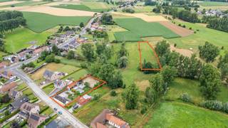 <p>EERSTE BEZOEKDAG ZATERDAG 22/08 VAN 10u00 TOT 13u00 (enkel op afspraak!) <br /><br />NEDERHASSELT (NINOVE) – Eigendom met 2 woonunits, paardenaccommodatie en weide<br /><br />In Nederhasselt bevindt zich deze veelzijdige eigendom bestaande uit twee afzonderlijke woningen, paardenaccommodatie, stallingen en een aansluitende weide van ca. 43 are.<br /><br />Dankzij de aparte woonunits biedt deze eigendom verschillende mogelijkheden: ideaal als dubbelwoonst, kangoeroewoning, zorgwoning of als investering waarbij één woning zelf gebruikt en de andere verhuurd kan worden.<br /><br />De rechterwoning beschikt over een woon- en eetkamer, apart toilet, slaapkamer, dressing/bureauruimte, basiskeuken en badkamer met douche. Deze woning heeft ca. 91 m² bewoonbare oppervlakte en een niet-ingerichte zolder.<br /><br />De linkerwoning omvat een woonkamer, keuken, twee slaapkamers, badkamer met douche en toilet en een berging. Deze woning beschikt over ca. 107 m² bewoonbare oppervlakte en eveneens een niet-ingerichte zolder.<br /><br />Beide woningen zijn afzonderlijk ingericht en kunnen verder worden aangepast en gemoderniseerd volgens eigen smaak en hedendaagse normen. Op beide woningen is de geldende renovatieverplichting van toepassing.<br /><br />Naast de woonmogelijkheden is de aanwezige paardenaccommodatie een belangrijke troef. De eigendom beschikt over paardenstallen, een paddock en een aansluitende weide van ca. 43 are. Bijkomend bestaat de mogelijkheid om extra aanpalende weides te huren.<br /><br />Troeven:<br />✓ Twee woonunits op één geheel<br />✓ Ideaal voor kangoeroewonen of familiegebruik<br />✓ Interessant als investering<br />✓ Paardenstallen en paddock aanwezig<br />✓ Aansluitende weide van ca. 43 are<br />✓ Mogelijkheid tot huren van extra weides<br /><br />Een eigendom met tal van mogelijkheden voor wie wonen wil combineren met ruimte en paardenvoorzieningen.<br />Voor meer informatie of een bezoek, kan u ons steeds contacteren: 053/60.65.66.</p>
