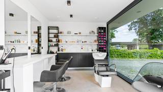 Deze energiezuinige woning is gelegen op de Meeënweg 26 in Genk.<br /><br />Bent u op zoek naar een volledig afgewerkte nieuwbouw woning, die tot in de puntjes wordt afgewerkt?<br />Bent u op zoek naar een woning met een ingericht kantoor/handelspand?<br />Bent u op zoek naar een rolstoelvriendelijke en energiezuinige woning?<br /><br />Benieuwd naar de prachtige videoreportage?<br />https://player.vimeo.com/video/1084741772<br /><br />Deze nieuwbouwwoning wordt gekenmerkt door een luxueuze en tijdloze uitstraling.<br />Binnen zorgen grote glaspartijen voor een optimaal lichtinval.<br />Bijzonder aan deze woning is dat u op het gelijkvloers over een ruime slaapkamer met dresssing, een toilet, een badkamer en een open leefruimte met keuken beschikt. Daarnaast beschikt u op het gelijkvloers over een bureel/kantoor.<br /><br />Deze woning situeert zich op een perceel van 6a 22ca en beschikt over een bewoonbare oppervlakte van 240 m² exclusief het handelspand/bureel van 15,56 m².<br />Deze luxueus afgewerkte woning beschikt over 3 slaapkamers en 2 ruime badkamers.<br />Er wordt enkel met hoogwaardige materialen gewerkt, die een duurzaam karakter hebben.<br /><br />Troeven:<br />+ Energiezuinige BEN woning<br />+ Kantoor/bureel/ kapsalon aan de voorkant van het gebouw<br />+ Goede zichtbaarheid<br />+ 3 slaapkamers<br />+ 2 badkamers<br />+ Dubbel beglazing (Aluminium profielen)<br />+ Vloerverwarming (gelijkvloers/verdiep 1)<br />+ Ventilatie D<br />+ Voorziening airco aanwezig<br />+ ....<br /><br />Indeling van de woning:<br />Gelijkvloers: Kapsalon/bureau/handelsruimte &amp; toilet<br />Gelijkvloers: Inkomhal, vestiaire, toilet, woonkamer, bureel, keuken, berging en een terras.<br /><br />Verdiep: Nachthal, 2 slaapkamers, badkamer en toilet.<br /><br />Bel ons gerust op het nummer 089/391 555 of mail naar info@frerevastgoed.be