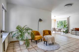 Ruime, kwalitatieve gezinswoning in het hart van Lo, gelegen op een perceel van 661 m². Deze woning biedt alles wat een gezin zich kan wensen:...