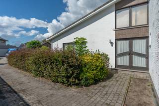 <p><strong>Zeer gunstig gelegen woning met drie slaapkamers op mooi perceel van 647 m²</strong><br /><br /><strong>Gunstig gelegen</strong> in een rustige straat doch vlakbij het centrum van Beerse met winkels, horeca, scholen, openbaar vervoer en met een vlotte bereikbaarheid naar de omliggende gemeenten en autostrade <strong>E34 Antwerpen - Eindhoven.</strong><br /><br />Deze aangename en charmante woning bestaat uit een royale inkomhal met gastentoilet, een zeer lichte en ruime leefruimte van 46 m² en een vernieuwde keuken achteraan die uitkijkt op de tuin. Deze <strong>volledig geïnstalleerde keuken </strong>bestaat uit een inductievuur met dampkap, koelkast en aparte diepvries, combi-oven en vaatwasser. Aansluitend hieraan de berging/wasplaats. Op het gelijkvloers vinden we ook de badkamer met douche in bad, bidet en wastafel terug en toegang naar de ruime kelder.<br /><br />Op de<strong> eerste verdieping</strong> treffen we 3 slaapkamers en een zolderkamer met natuurlijk licht die vrij eenvoudig in te richten is als 4e slaapkamer/bureau of dressing.<br /><br />Achteraan de woning werd een overdekt terras opgericht en een aparte vergunde garage en berging van 41 m². Verder een gezellige tuin op het oosten met veel privacy, alsook een grote oprit. Kruipkelder is aanwezig.<br /><br />De woning is wel te renoveren naar de hedendaagse normen. <br /><br />Renovatieplicht van toepassing. (E label). <br /><br />Bezoek deze woning op afspraak via info@dilegno.immo of 014 70 73 23<br /><br /><br /><br /></p>