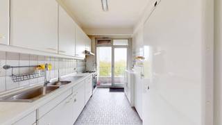 Spacieux appartement de deux chambres situé au 7ème étage avec une vue imprenable sur le parc municipal.<br /><br />L'appartement comprend un hall d'entrée spacieux donnant accès à un agréable séjour/salon. La cuisine, équipée d'électroménager standard, est attenante.<br /><br />L'espace nuit, situé à l'arrière de l'immeuble, se compose de deux chambres spacieuses d'environ 21 m² et 13 m². Salle de bains avec baignoire et douche.<br /><br />Espace de rangement supplémentaire au sous-sol.