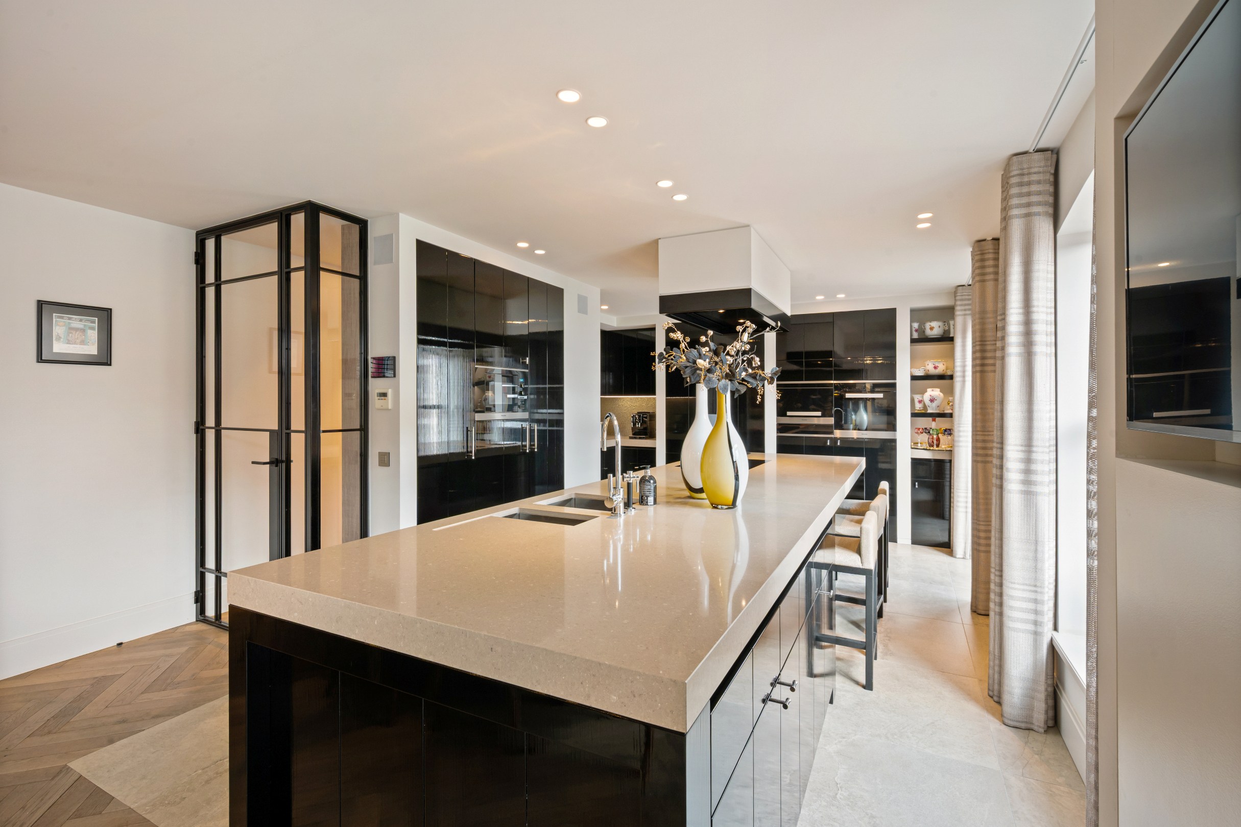 Timeless elegance and modern luxury in a prime location. - photo 4